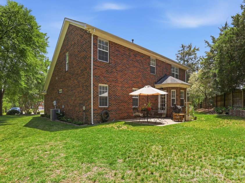 2800 Wingfield Place, Charlotte, NC 28210.  MLS# CAR4381619, YatesRealty ID 29149. 