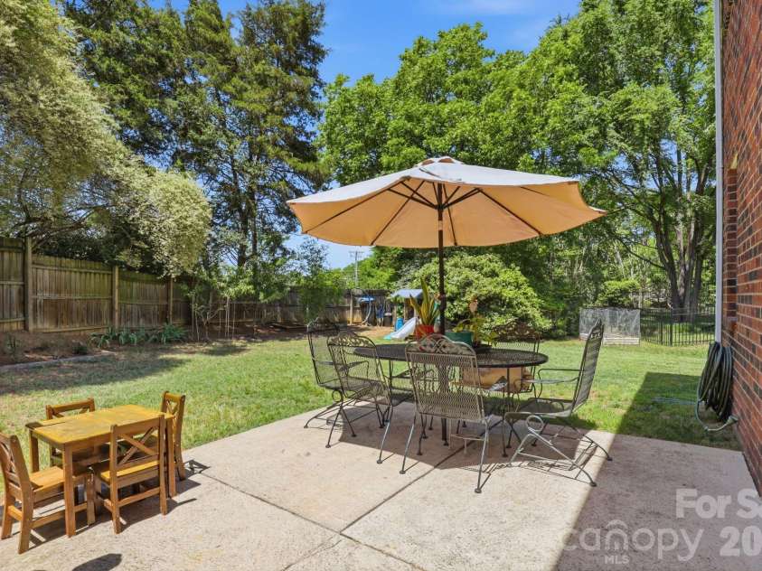 2800 Wingfield Place, Charlotte, NC 28210.  MLS# CAR4381619, YatesRealty ID 29149. 