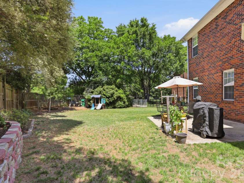 2800 Wingfield Place, Charlotte, NC 28210.  MLS# CAR4381619, YatesRealty ID 29149. 