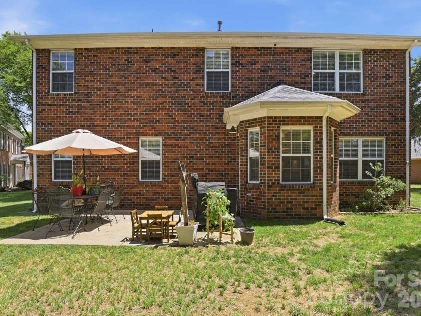 2800 Wingfield Place, Charlotte, NC 28210.  MLS# CAR4381619, YatesRealty ID 29149. 