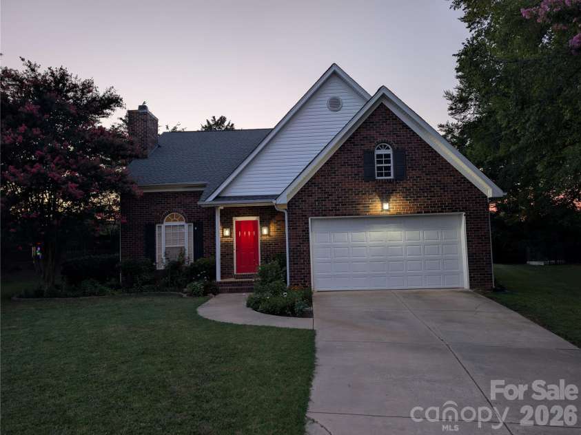 2800 Wingfield Place, Charlotte, NC 28210.  MLS# CAR4381619, YatesRealty ID 29149. 
