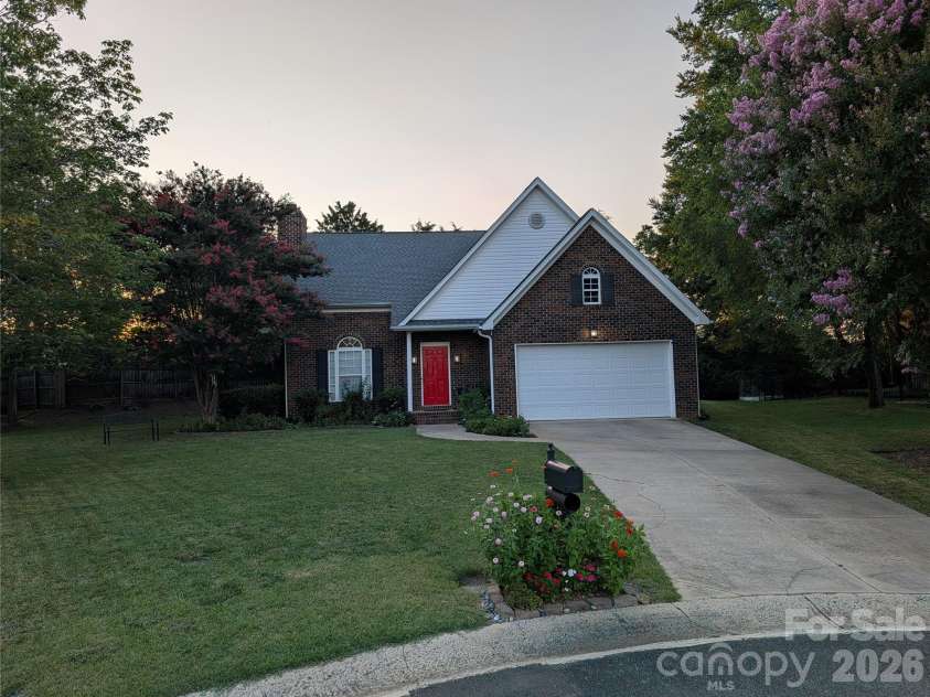2800 Wingfield Place, Charlotte, NC 28210.  MLS# CAR4381619, YatesRealty ID 29149. 