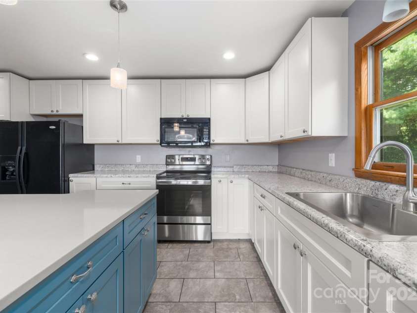 518 Acres View Drive, Waynesville, NC 28786.  MLS# CAR4254726, YatesRealty ID 29152. 