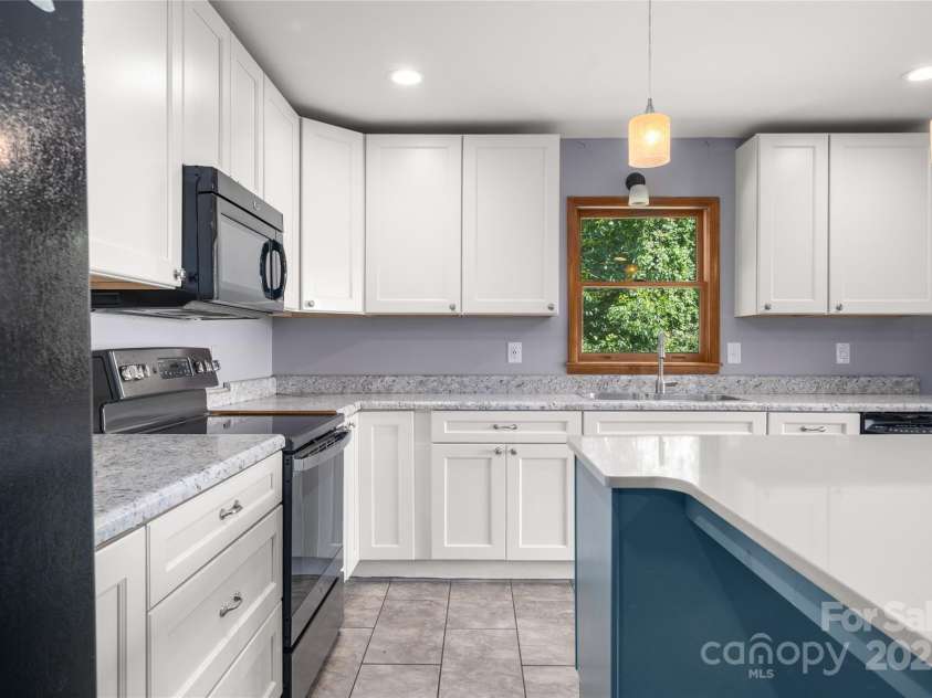 518 Acres View Drive, Waynesville, NC 28786.  MLS# CAR4254726, YatesRealty ID 29152. 