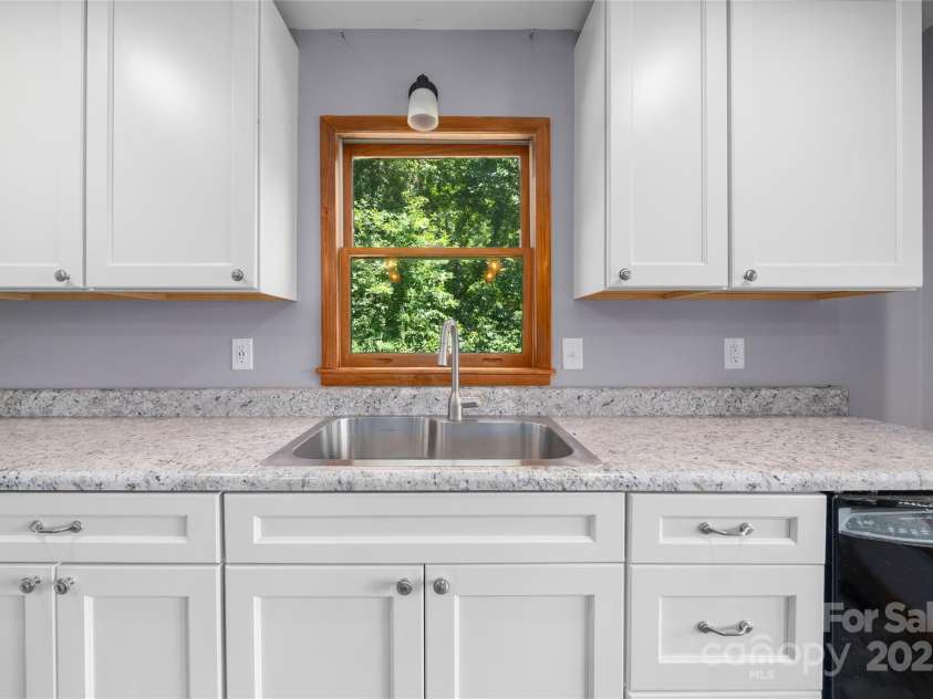 518 Acres View Drive, Waynesville, NC 28786.  MLS# CAR4254726, YatesRealty ID 29152. 