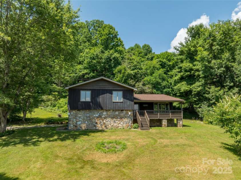 518 Acres View Drive, Waynesville, NC 28786.  MLS# CAR4254726, YatesRealty ID 29152. 