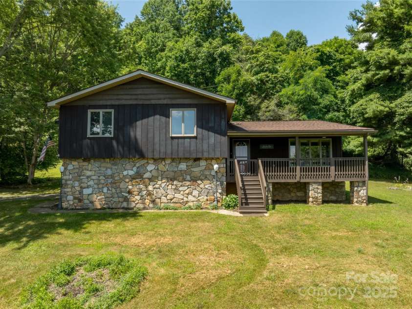 518 Acres View Drive, Waynesville, NC 28786.  MLS# CAR4254726, YatesRealty ID 29152. 