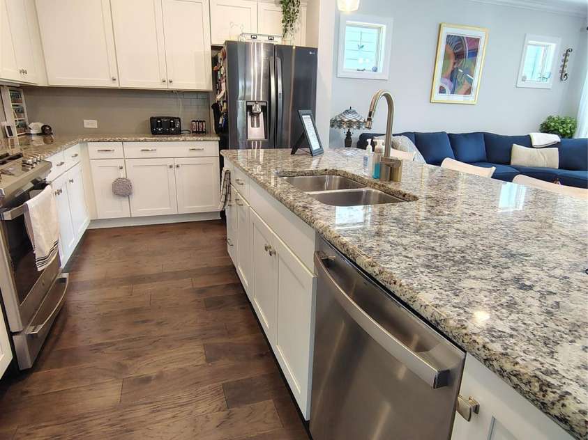 6224 Raven Rock Drive, Denver, NC 28037.  MLS# CAR4390596, YatesRealty ID 29153. Expansive Island