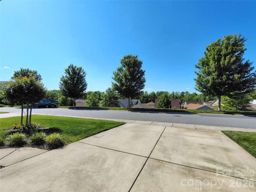 6224 Raven Rock Drive, Denver, NC 28037.  MLS# CAR4390596, YatesRealty ID 29153. Front Driveway and sidewalks
