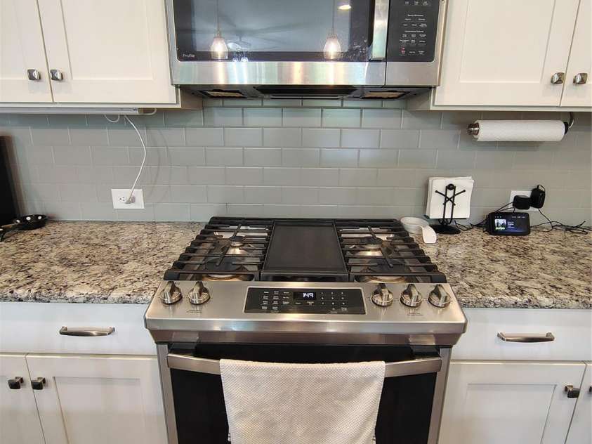 6224 Raven Rock Drive, Denver, NC 28037.  MLS# CAR4390596, YatesRealty ID 29153. Gas Range