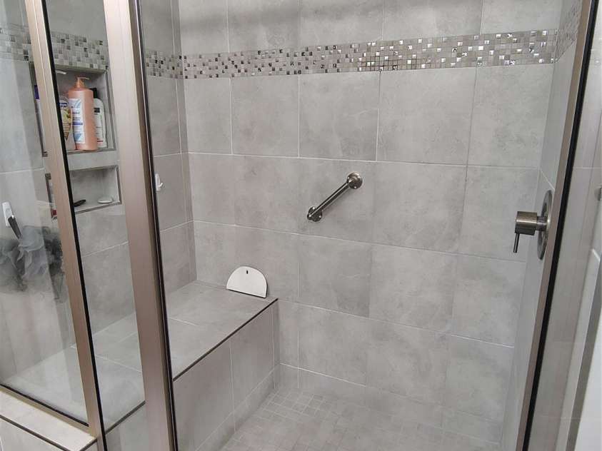 6224 Raven Rock Drive, Denver, NC 28037.  MLS# CAR4390596, YatesRealty ID 29153. Shower with seating