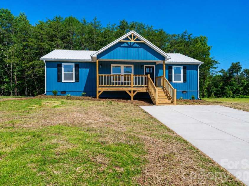 2020 Bailey Drive, Hickory, NC 28601.  MLS# CAR4379406, YatesRealty ID 29155. 