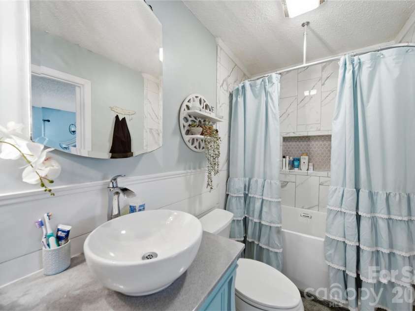 2600 Lakewood Drive, Gastonia, NC 28052.  MLS# CAR4368692, YatesRealty ID 29156. 