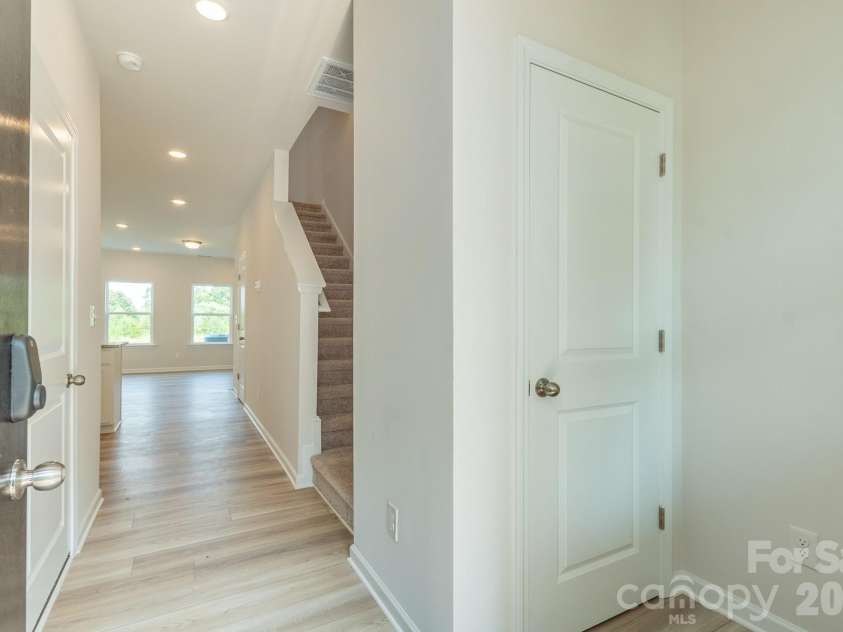 5617 Ringneck Road, Charlotte, NC 28216.  MLS# CAR4363350, YatesRealty ID 29157. Entryway
