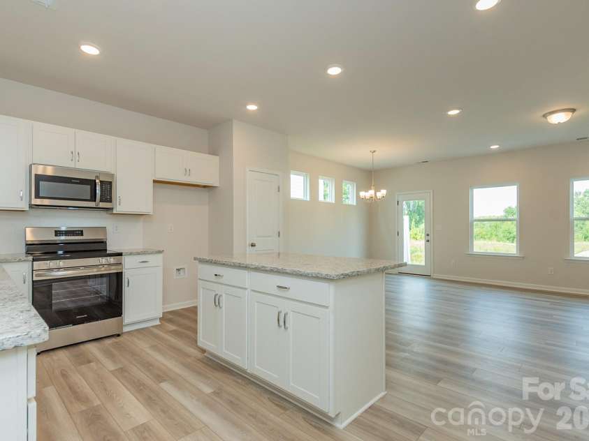 5617 Ringneck Road, Charlotte, NC 28216.  MLS# CAR4363350, YatesRealty ID 29157. Kitchen