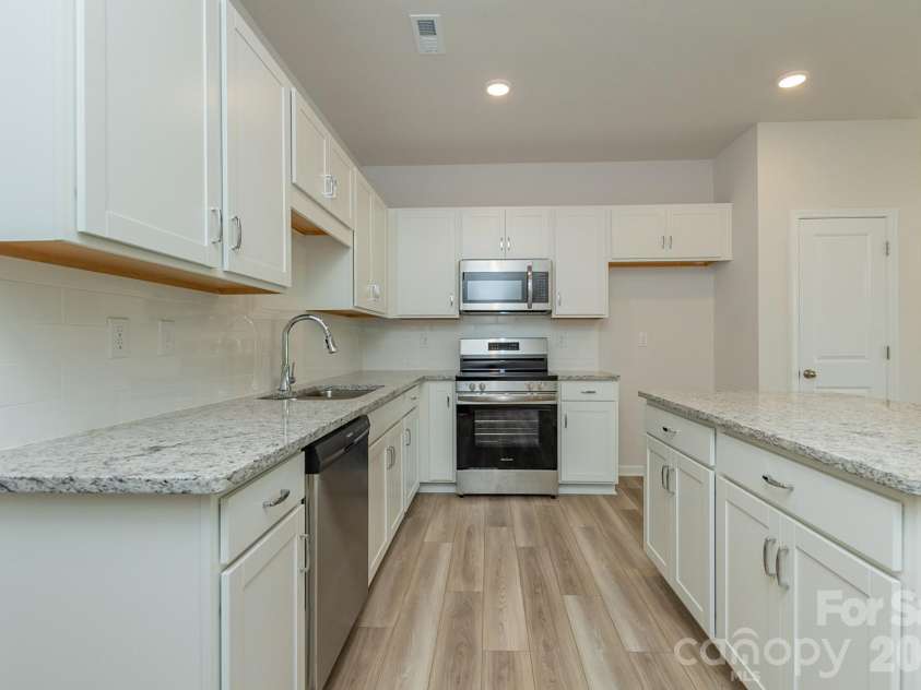5617 Ringneck Road, Charlotte, NC 28216.  MLS# CAR4363350, YatesRealty ID 29157. Kitchen