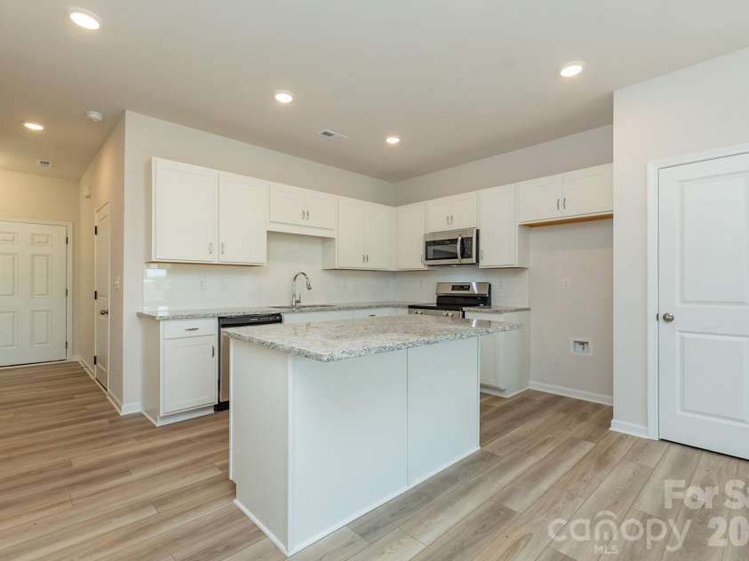5617 Ringneck Road, Charlotte, NC 28216.  MLS# CAR4363350, YatesRealty ID 29157. Kitchen