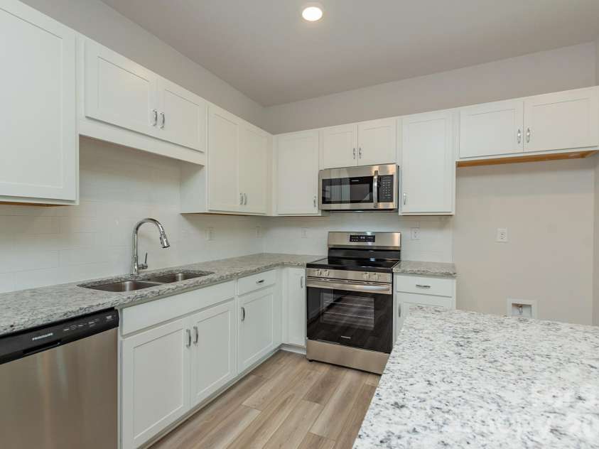 5617 Ringneck Road, Charlotte, NC 28216.  MLS# CAR4363350, YatesRealty ID 29157. Kitchen