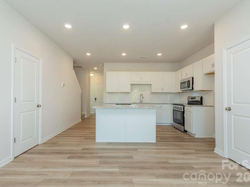 5617 Ringneck Road, Charlotte, NC 28216.  MLS# CAR4363350, YatesRealty ID 29157. Kitchen
