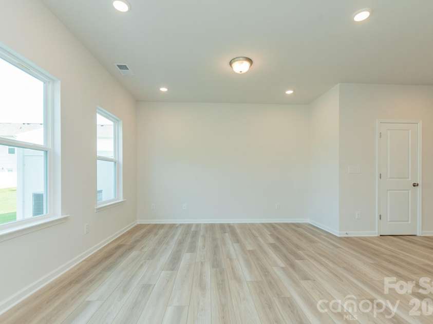 5617 Ringneck Road, Charlotte, NC 28216.  MLS# CAR4363350, YatesRealty ID 29157. Living/Dinning