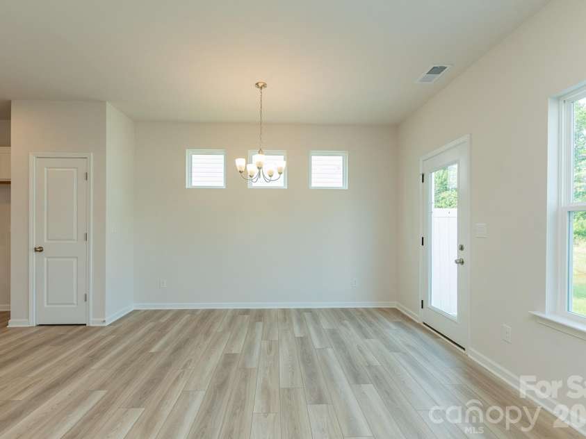 5617 Ringneck Road, Charlotte, NC 28216.  MLS# CAR4363350, YatesRealty ID 29157. Living/Dinning
