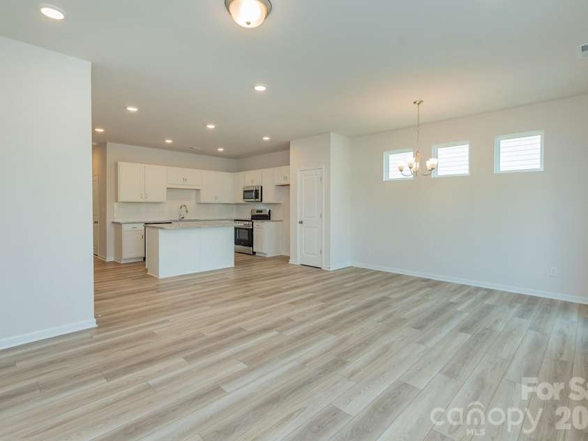 5617 Ringneck Road, Charlotte, NC 28216.  MLS# CAR4363350, YatesRealty ID 29157. Living/Dinning