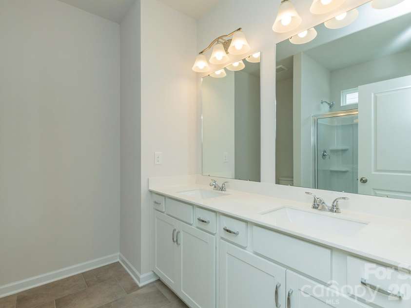 5617 Ringneck Road, Charlotte, NC 28216.  MLS# CAR4363350, YatesRealty ID 29157. Primary Bath