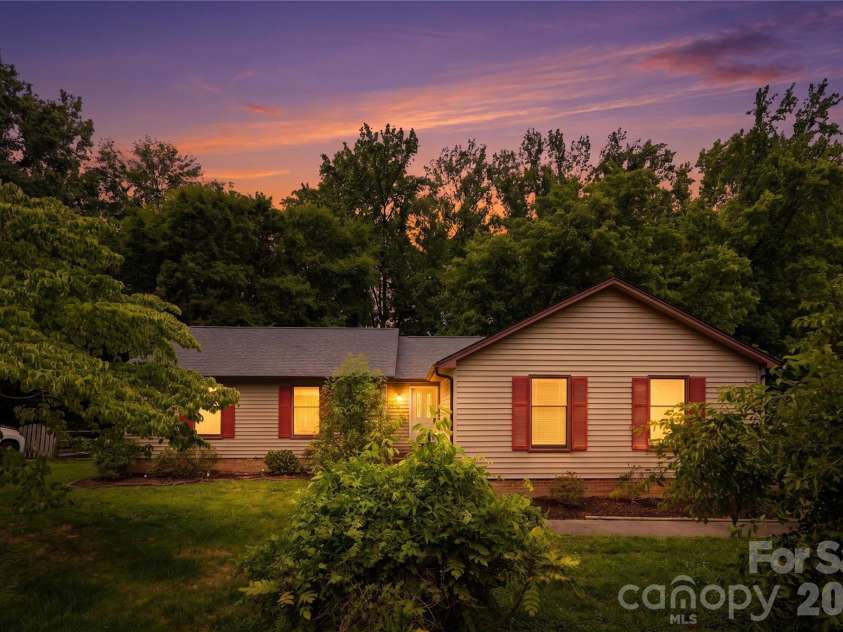 7225 Leesburg Road, Charlotte, NC 28215.  MLS# CAR4389334, YatesRealty ID 29158. 