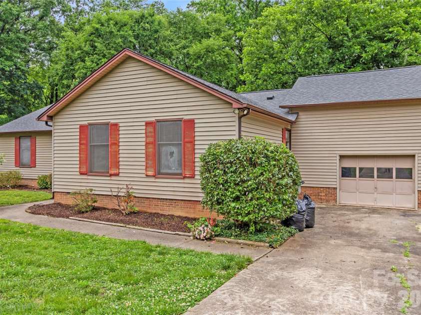 7225 Leesburg Road, Charlotte, NC 28215.  MLS# CAR4389334, YatesRealty ID 29158. 