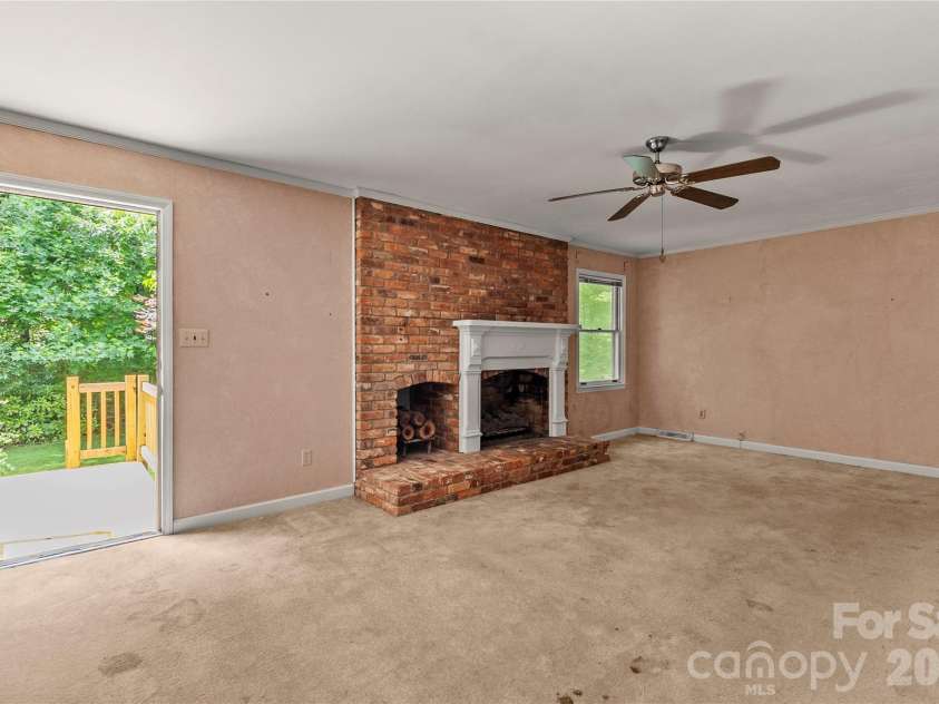 7225 Leesburg Road, Charlotte, NC 28215.  MLS# CAR4389334, YatesRealty ID 29158. 