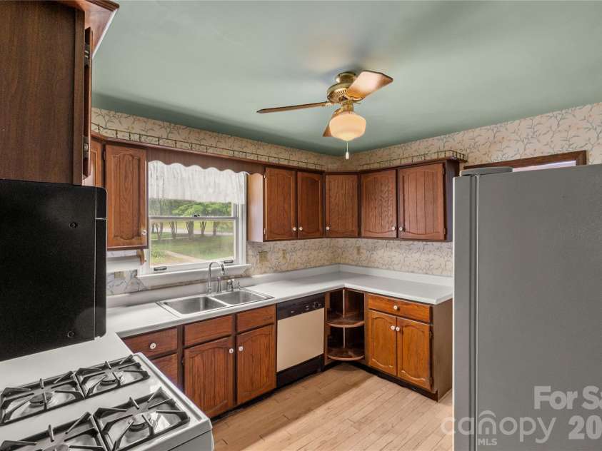 7225 Leesburg Road, Charlotte, NC 28215.  MLS# CAR4389334, YatesRealty ID 29158. 