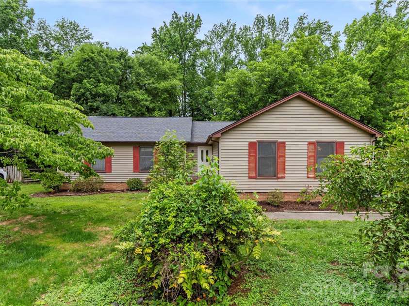 7225 Leesburg Road, Charlotte, NC 28215.  MLS# CAR4389334, YatesRealty ID 29158. 