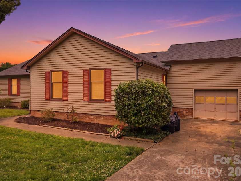 7225 Leesburg Road, Charlotte, NC 28215.  MLS# CAR4389334, YatesRealty ID 29158. 