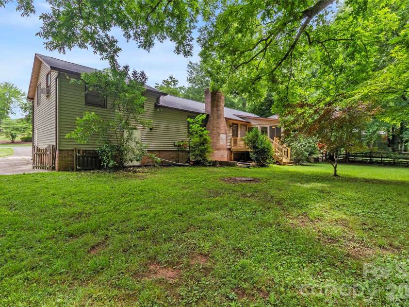 7225 Leesburg Road, Charlotte, NC 28215.  MLS# CAR4389334, YatesRealty ID 29158. 