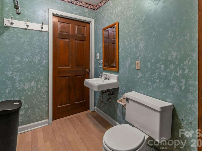 7225 Leesburg Road, Charlotte, NC 28215.  MLS# CAR4389334, YatesRealty ID 29158. Half Bath & Laundry Room
