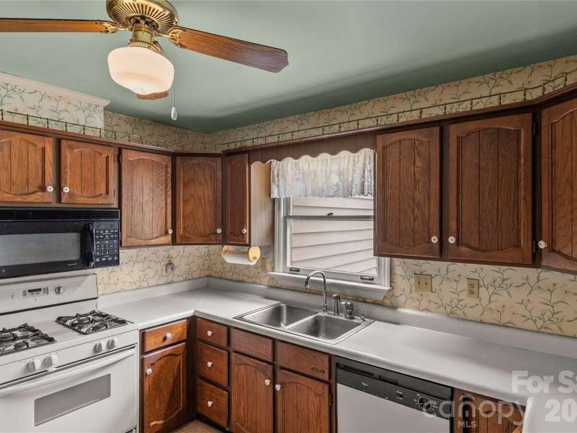 7225 Leesburg Road, Charlotte, NC 28215.  MLS# CAR4389334, YatesRealty ID 29158. Kitchen