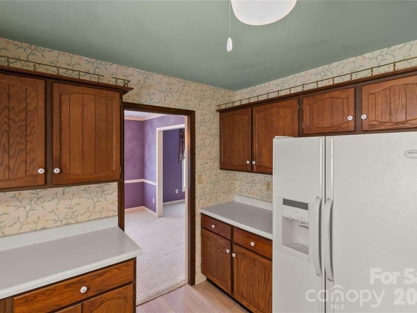 7225 Leesburg Road, Charlotte, NC 28215.  MLS# CAR4389334, YatesRealty ID 29158. Kitchen