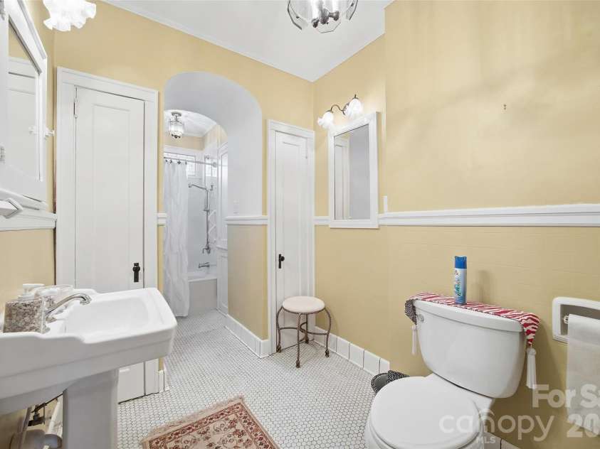 15 Kings Mountain Street, York, SC 29745.  MLS# CAR4336422, YatesRealty ID 2916. Upstairs bath