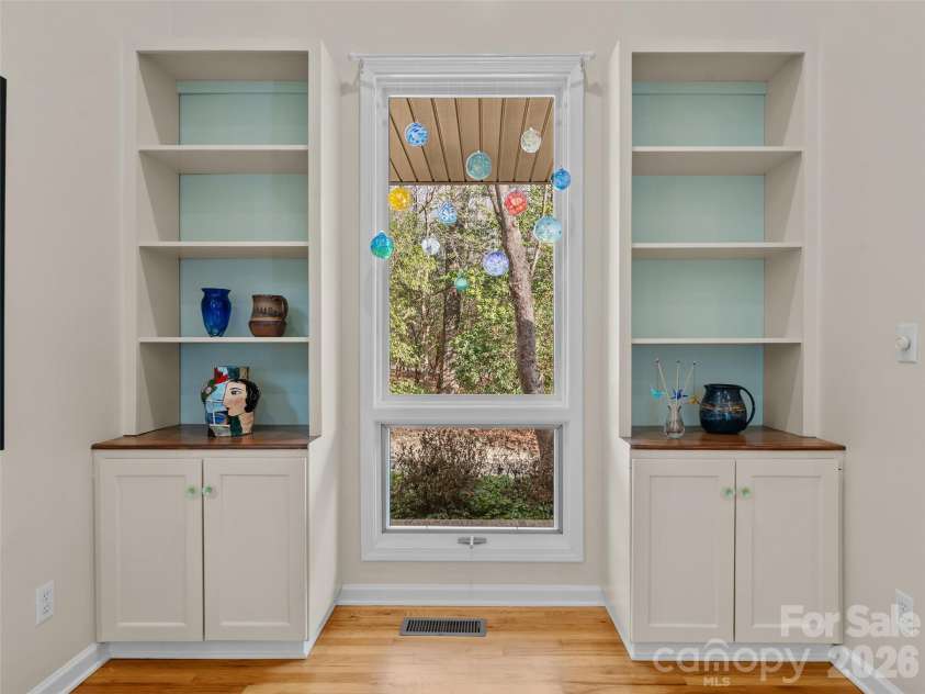 203 Heathcote Road, Hendersonville, NC 28791.  MLS# CAR4350178, YatesRealty ID 2916. Built ins in GR