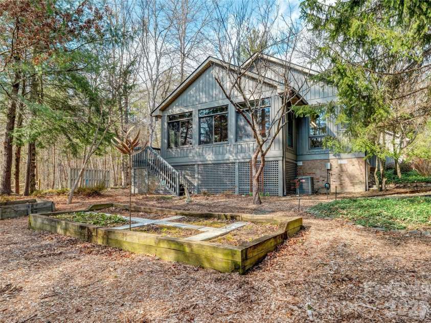 203 Heathcote Road, Hendersonville, NC 28791.  MLS# CAR4350178, YatesRealty ID 2916. Gardens