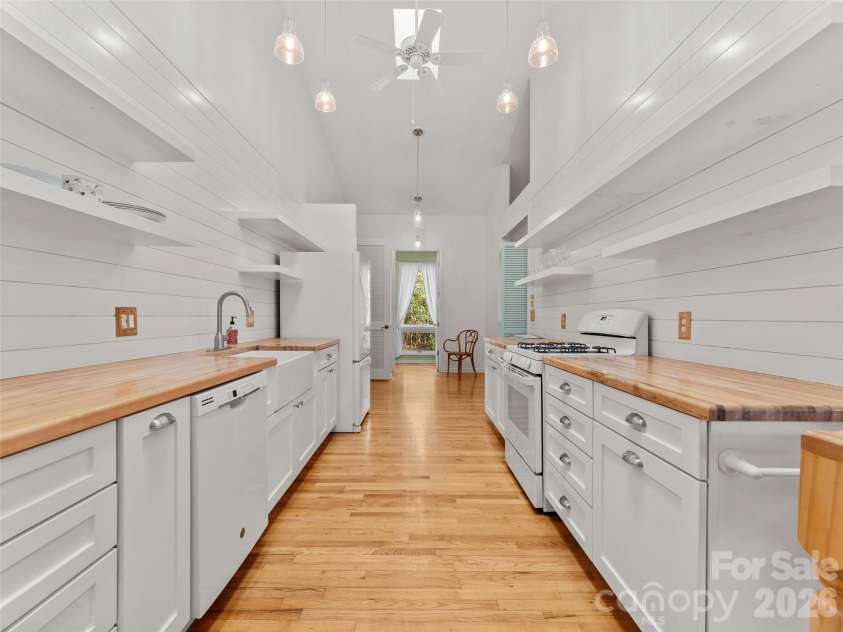 203 Heathcote Road, Hendersonville, NC 28791.  MLS# CAR4350178, YatesRealty ID 2916. Kitchen