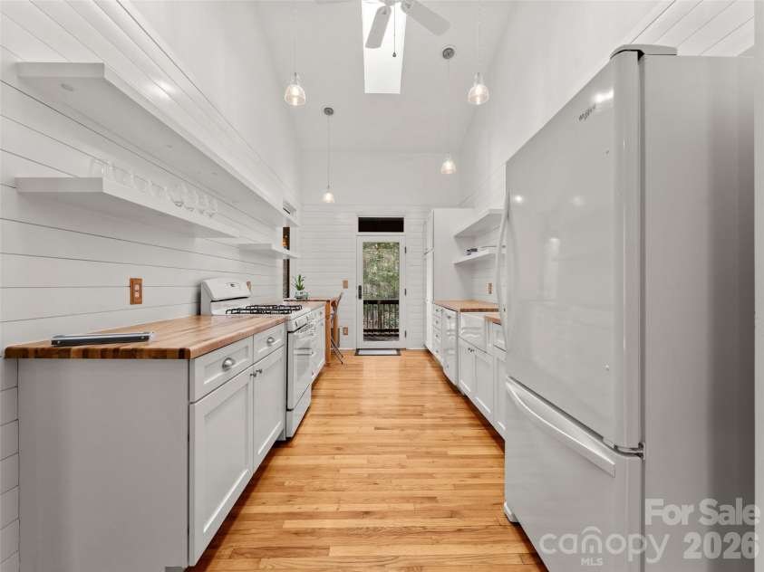 203 Heathcote Road, Hendersonville, NC 28791.  MLS# CAR4350178, YatesRealty ID 2916. Kitchen