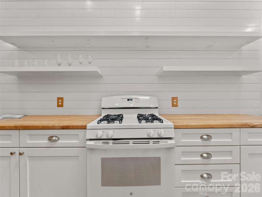 203 Heathcote Road, Hendersonville, NC 28791.  MLS# CAR4350178, YatesRealty ID 2916. Kitchen, gas range