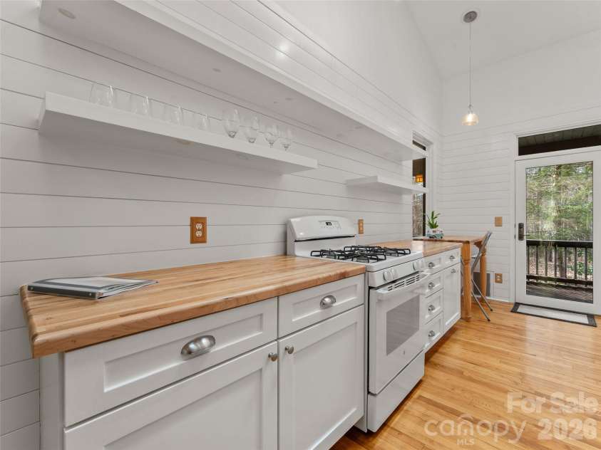 203 Heathcote Road, Hendersonville, NC 28791.  MLS# CAR4350178, YatesRealty ID 2916. Kitchen, open shelving