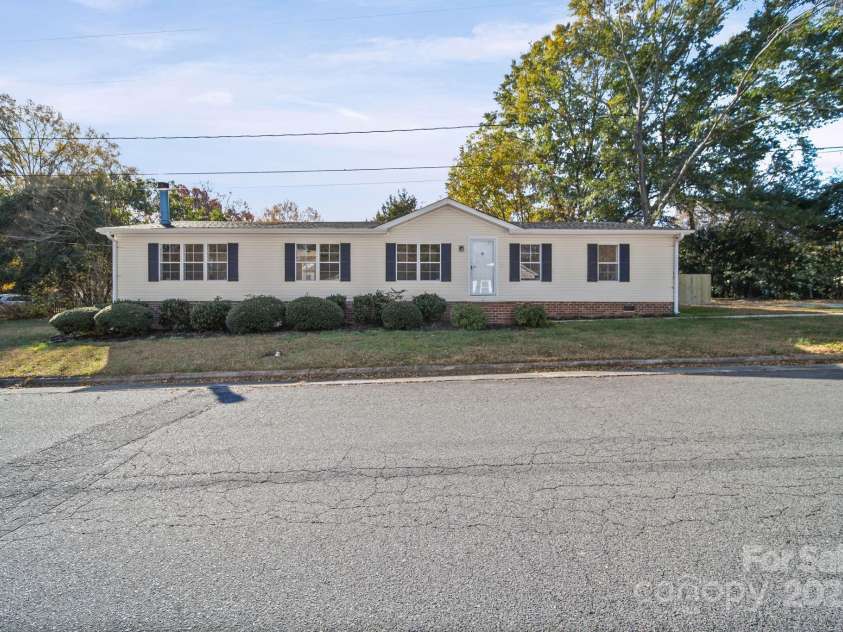 2008 Woodlawn Street, Kannapolis, NC 28083.  MLS# CAR4322621, YatesRealty ID 29162. 