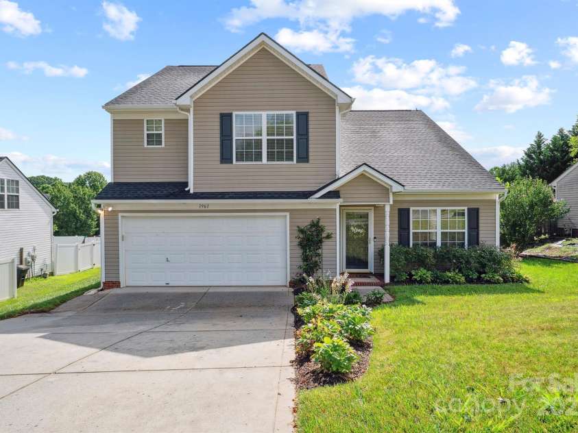 1961 9th Street Place, Hickory, NC 28602.  MLS# CAR4274490, YatesRealty ID 29163. 