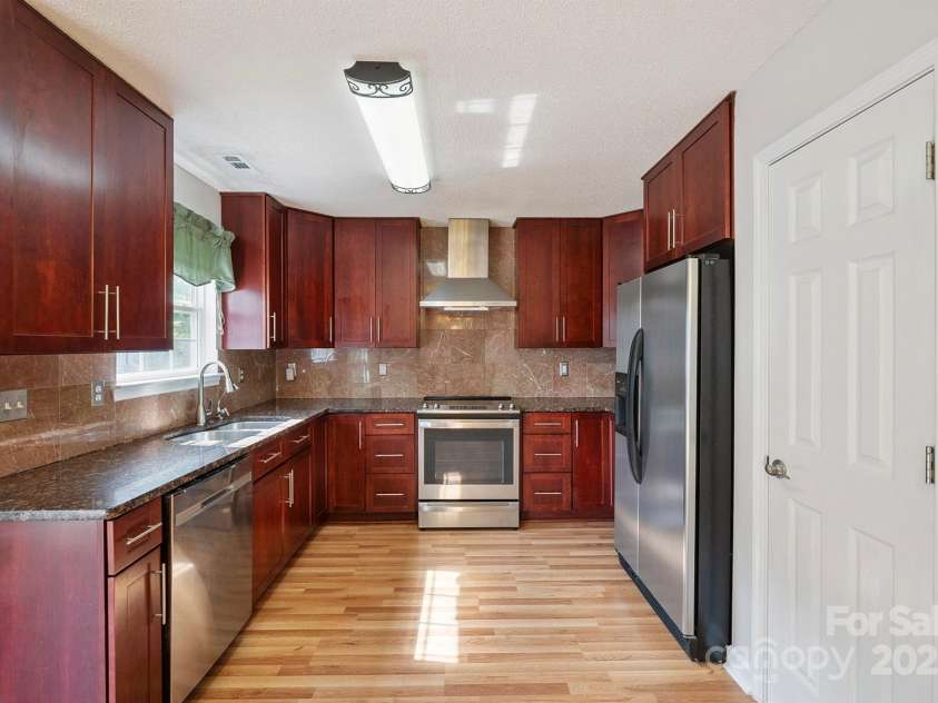 1961 9th Street Place, Hickory, NC 28602.  MLS# CAR4274490, YatesRealty ID 29163. 