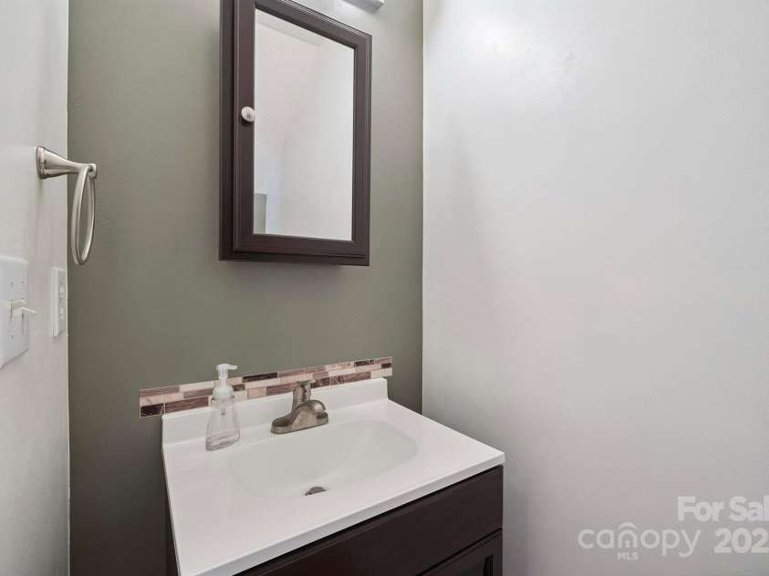 1961 9th Street Place, Hickory, NC 28602.  MLS# CAR4274490, YatesRealty ID 29163. 