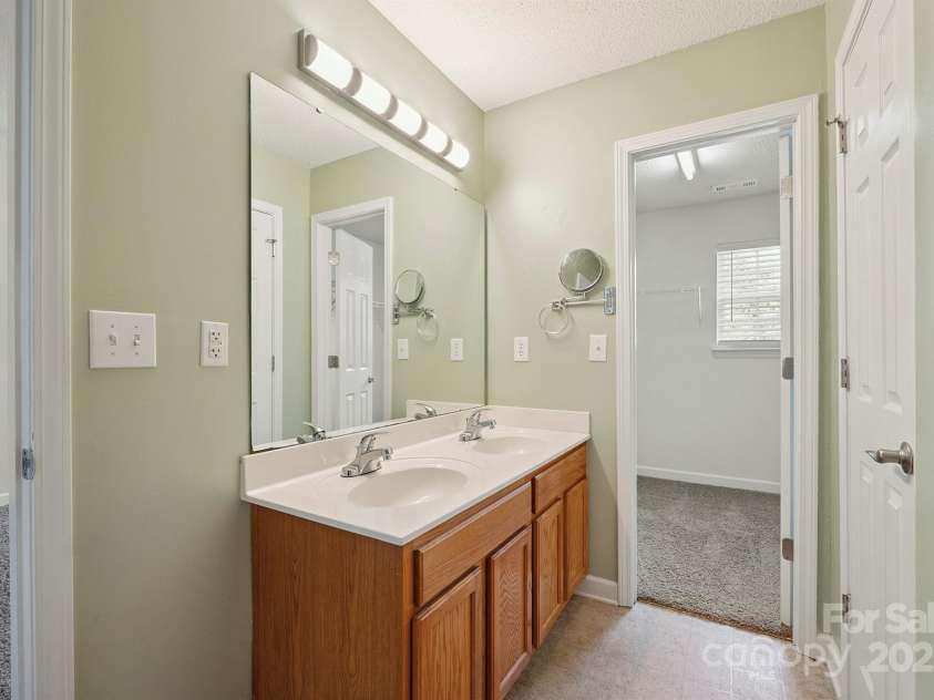 1961 9th Street Place, Hickory, NC 28602.  MLS# CAR4274490, YatesRealty ID 29163. 