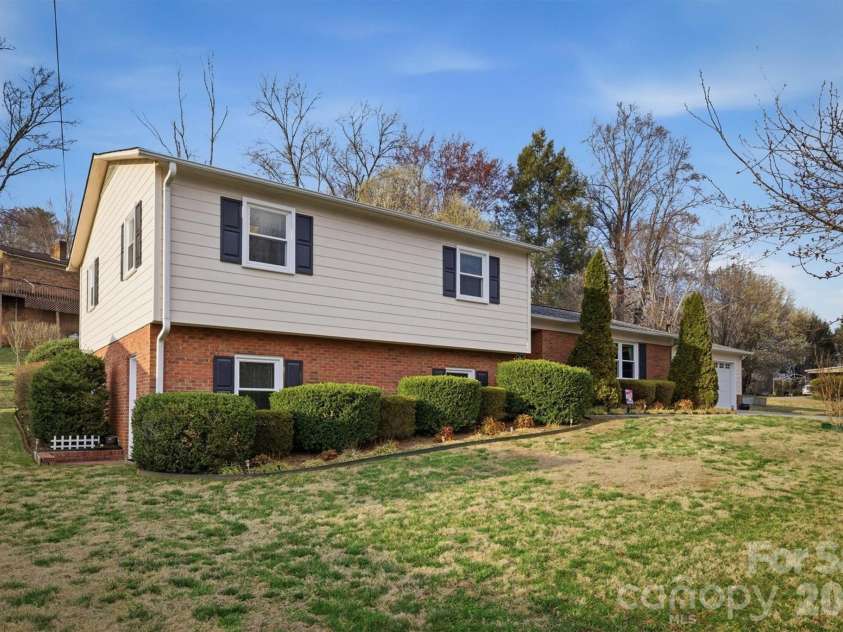 1405 Lower Creek Drive, Lenoir, NC 28645.  MLS# CAR4350056, YatesRealty ID 29165. 